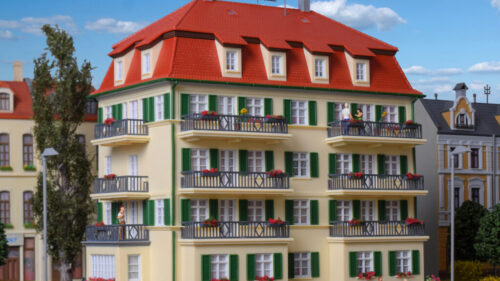 Kibri 38354 H0 Mehrfamilienhaus mit Balko