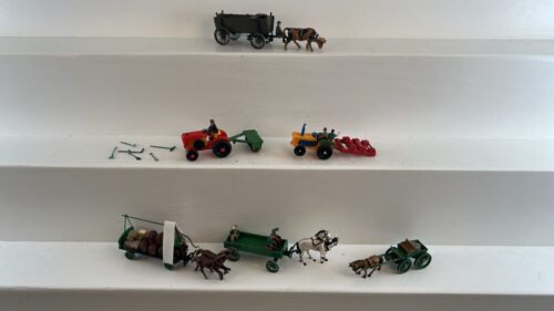 Konvolut Landwirtschaftlicher Fahrzeuge (Traktoren, Kutschen)